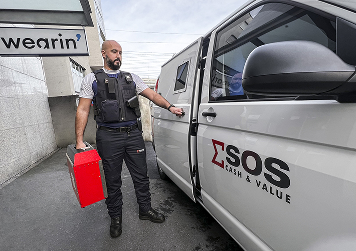 Foto Novedad mundial: Los agentes de seguridad de SOS Cash & Value refuerzan su seguridad y vigilancia equipándose con chalecos de alta tecnología de Wearin' que tienen sensores ambientales y biométricos.